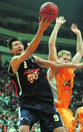 广东宝玛仕队队员易建联在比赛中进攻(图)