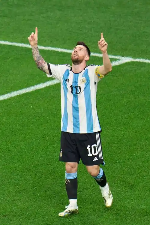 卡塔尔世界杯|特写:梅西的里程碑之夜_阿根廷队_比赛_进球