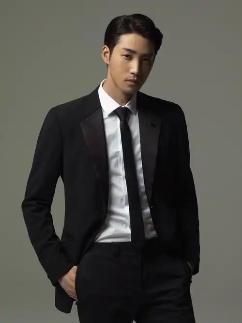 庞瀚辰质感商务风写真大片,照片中庞瀚辰身穿西装,搭配精心打理的发型