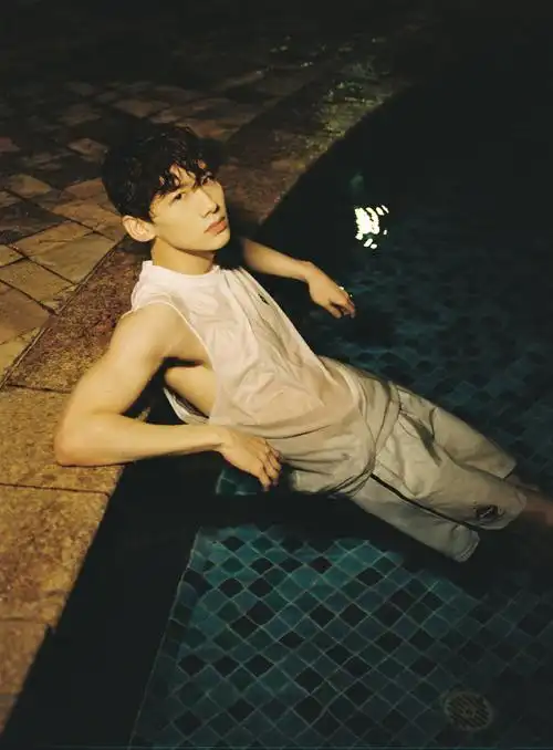 白敬亭泳池写真玩湿身诱惑 好身材一览无余