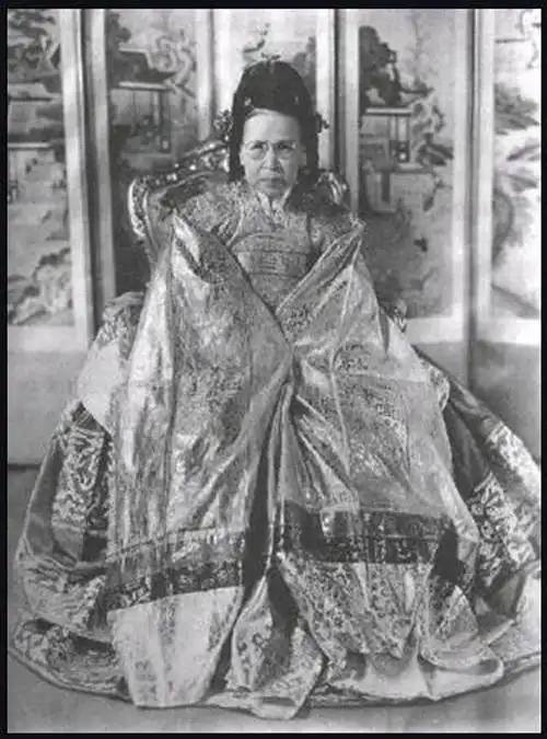 贞孝皇后 /b>(朝鲜语:               ,1894年—1966年),本名尹曾顺