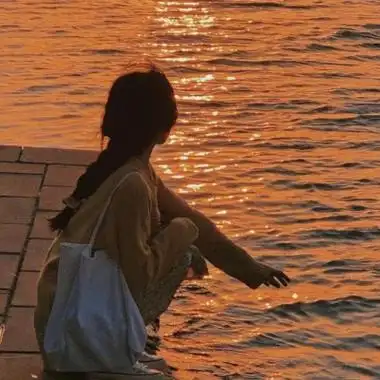 落日余晖头像女高清唯美不露脸的女生头像夕阳背影图片