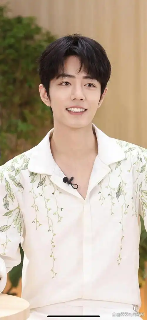 肖战花衬衫造型潮出新高度帅气与时尚并存
