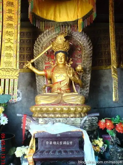 五台山上文殊菩萨化现的五髻童子又称孺童文殊菩萨.