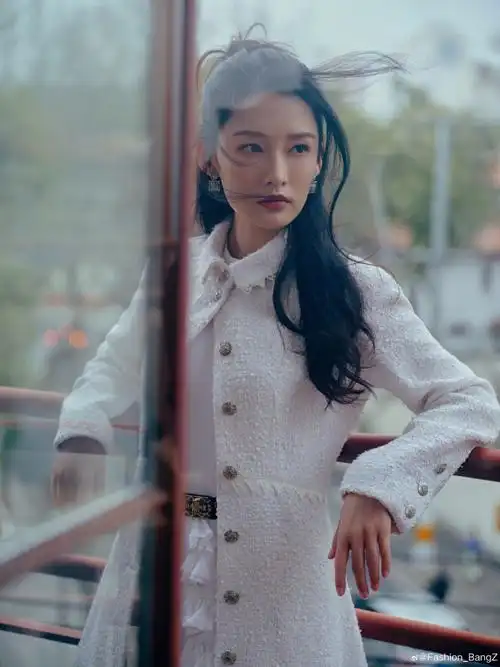 李沁纯白亮片外套