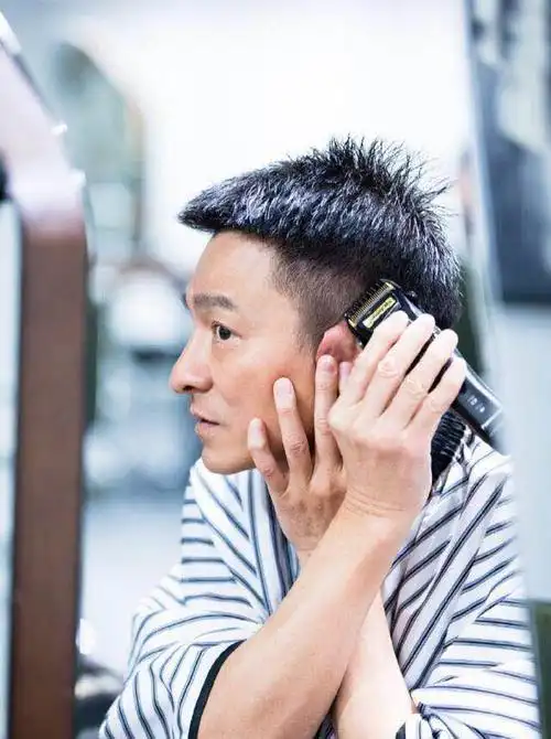 除了可以给别人剪头发外,刘德华还拿着推子给自己修剪了发型,这