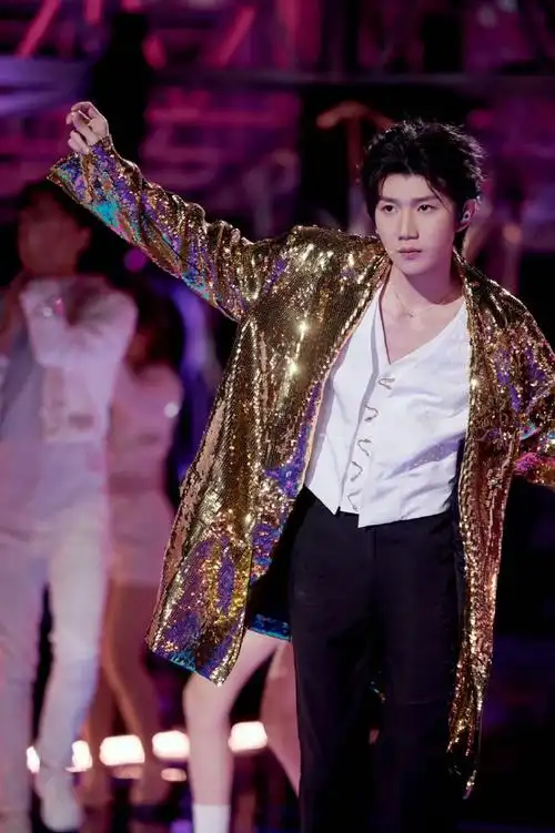 王源微博毕业派对舞台##王源电视剧追光的日子