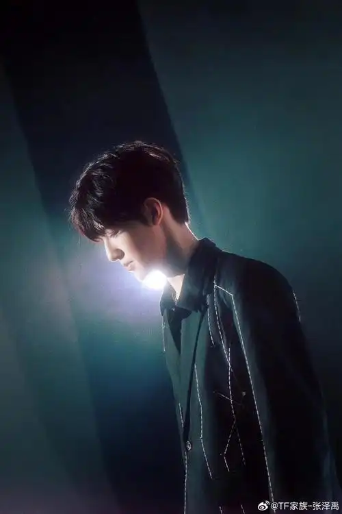 必须守护泽禹哥哥的绝美侧脸!|张泽禹_新浪新闻