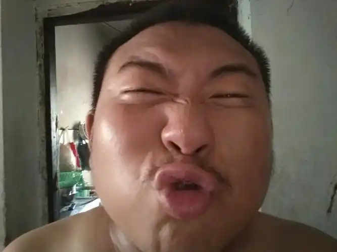 重庆现网红"拱嘴哥"靠恶心卖萌吸粉丝上亿 直接秒杀快手嘟嘟姐