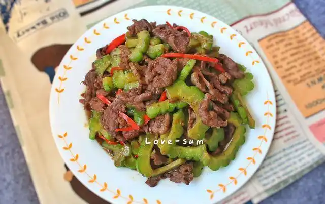 牛肉炒苦瓜怎么做好吃牛肉炒苦瓜的做法很简单