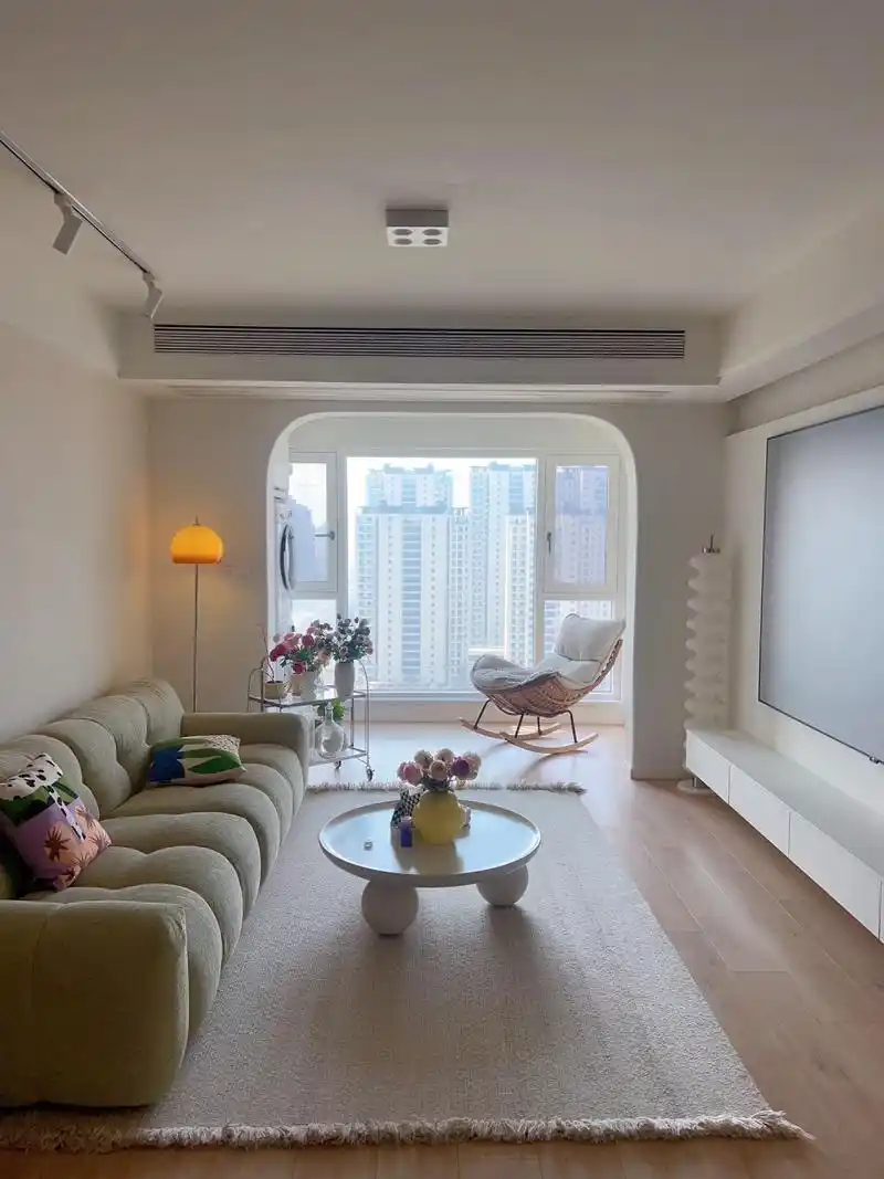 我家没有做吊顶,用的边吊双眼皮,所有的灯都是装在天花板上的,这样