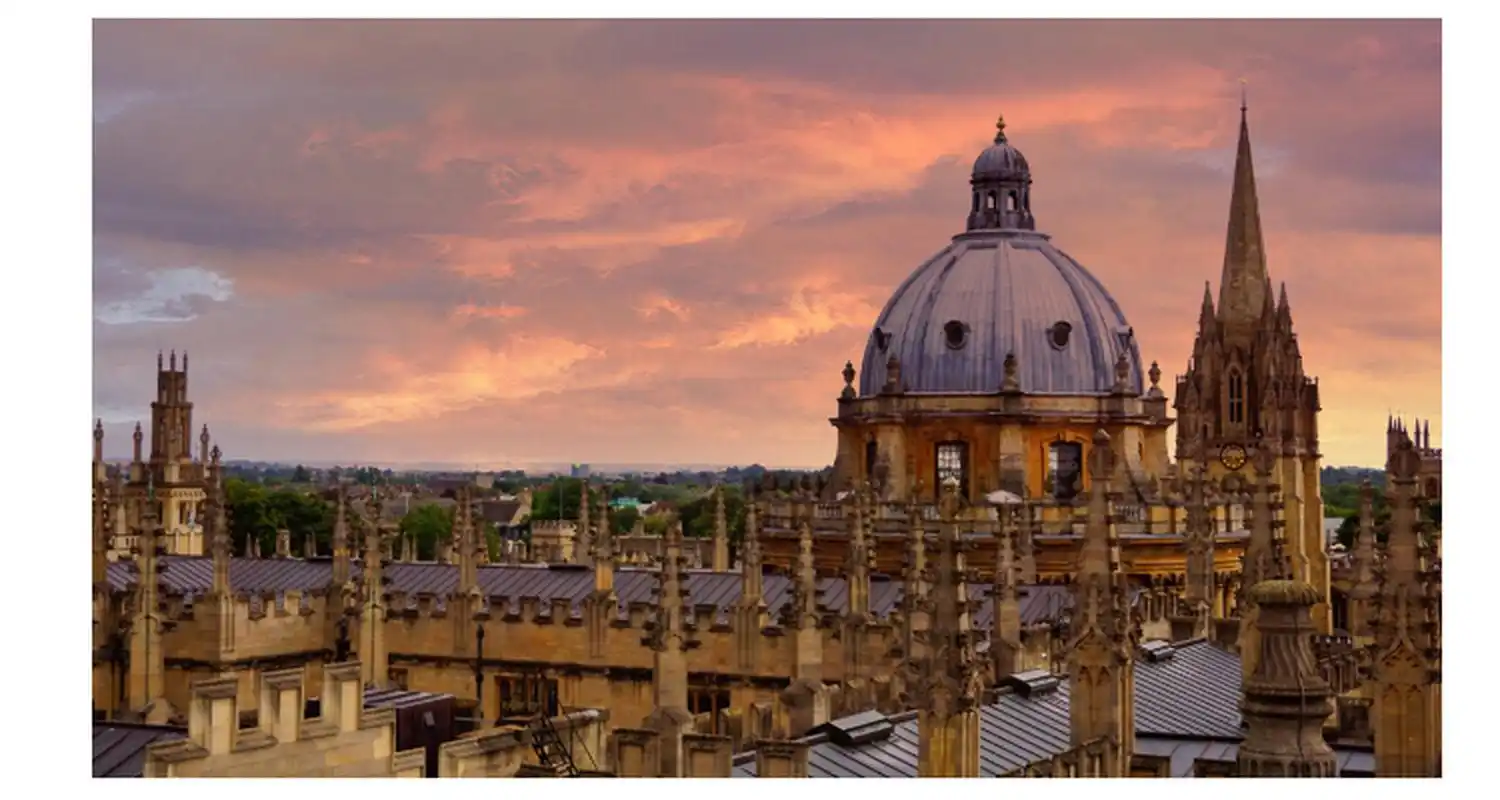 牛津大学是英国最古老,最著名的一所大学,其校园位于英国牛津市中心