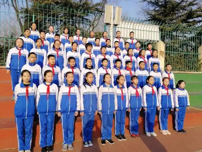 一排站10个人 第五个人和第六个人中间隔开两到三人的距离,这样站队形