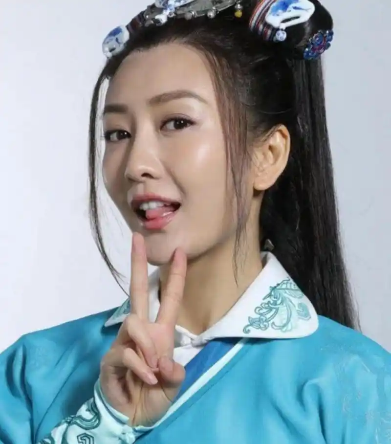 王鸥吐舌的样子是真的俏皮又可爱,虽然古灵精怪是真的挺古灵精怪的