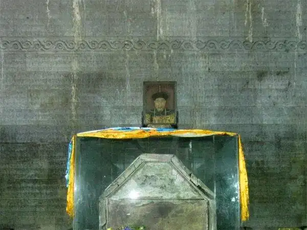 决定重新安葬乾隆帝及后妃的尸骨