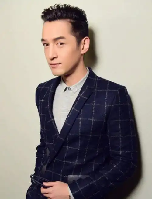 36岁胡歌亮相戛纳盛典,一身休闲look搭配偏分小卷发,man感十足