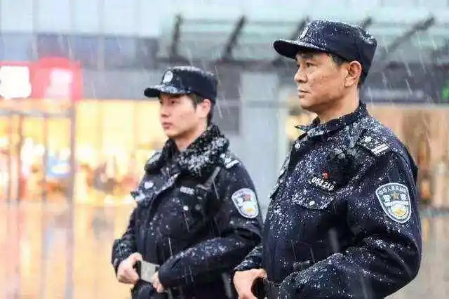 我国警察99式执勤警服已经用很多年了在设计上有哪些缺陷呢