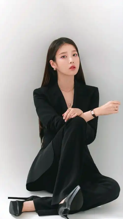 性感美女明星李知恩优雅个性写真