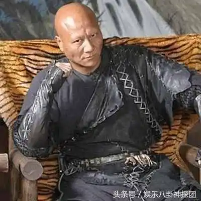 一生只演坏人,被称为"国宝级坏蛋", 与还珠格格里的她结婚