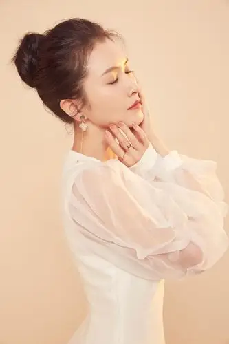 徐洁儿初春写真曝光简约时尚彰显典雅气质