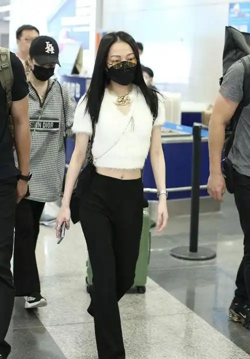 张韶涵真是酷女孩,穿露脐装好帅气,无修图也很有美感