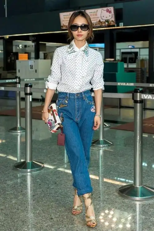蔡依林今日现身机场,波点衬衫搭配牛仔裤,一双高跟凉鞋魅力不减.