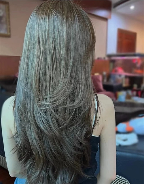 层次直发的背影效果,头发叠加的既视感,解决了发量少的不足.