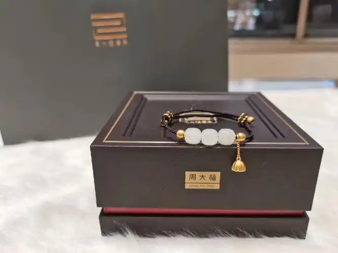 周大福传承国玉系列莲莲珠玉手串三颗和田玉寓意连中三元旁边两颗金珠