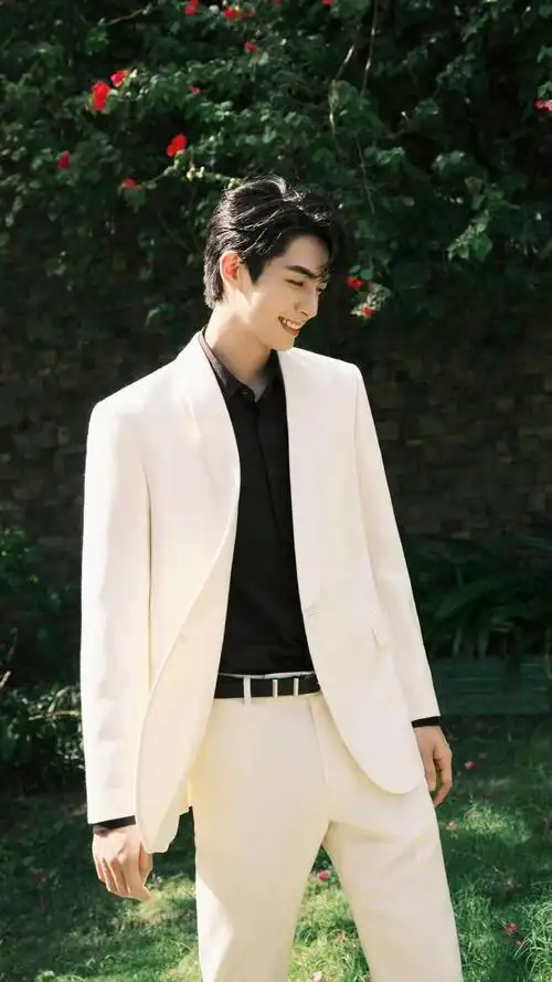 宋威龙西装帅哥