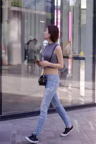 姑娘的低腰修身牛仔裤裤腿破成这样穿上要花费很多时间吧