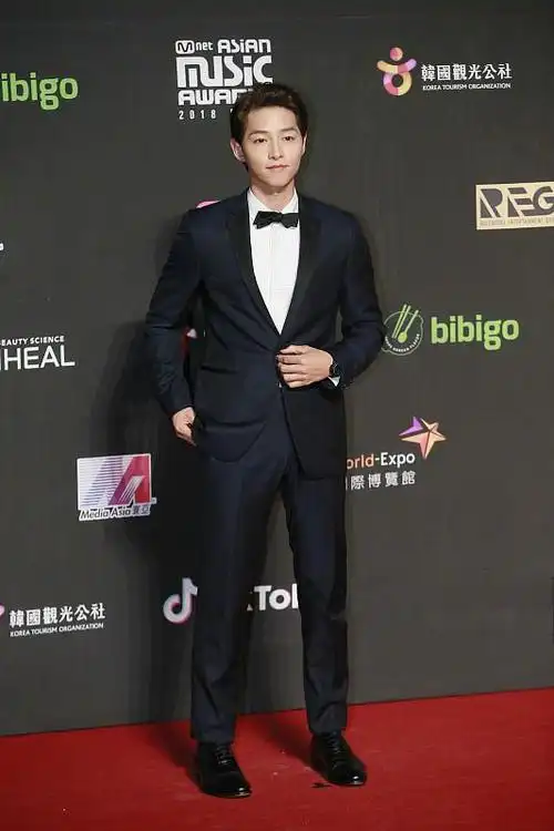 宋仲基终于换回精练短发,一袭西装绅士儒雅,真不愧是国民男神