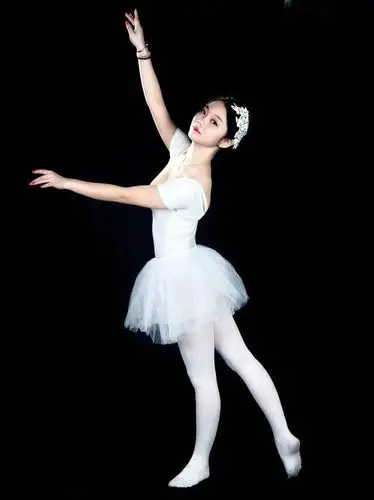一个翩翩起舞的芭蕾舞女孩