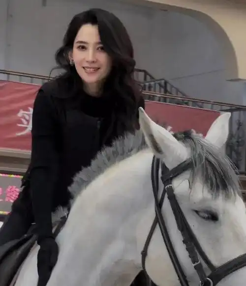 此次恋情曝光后,李巧的个人资料和过往经历迅速成为焦点.