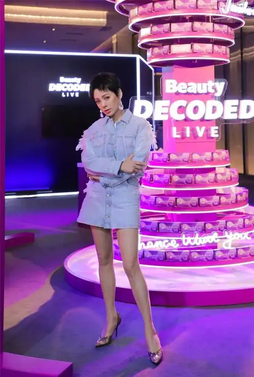 47岁宁静穿半身短裙凹造型,这么搭真显好身材,这腿得有一米五长