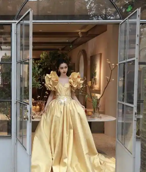 angelababy羽毛礼服裙秀身材,半边拖地露腿过于撩人_裙摆_设计_衣袖