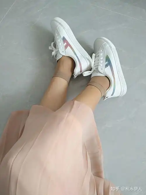 作为大学里的女孩子,你觉得短的肉丝袜土吗? - 知乎