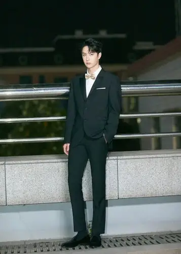 简介:王一博黑色西装绅士范写真图片,分享一组王一博图片给大家,图中