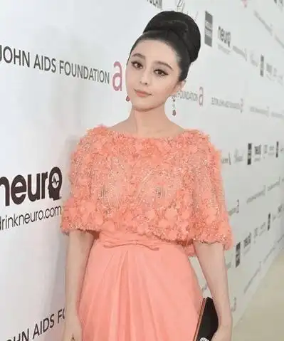 3位女星太敢穿了, 范冰冰马苏下面闷热, 她上下透风很凉快!