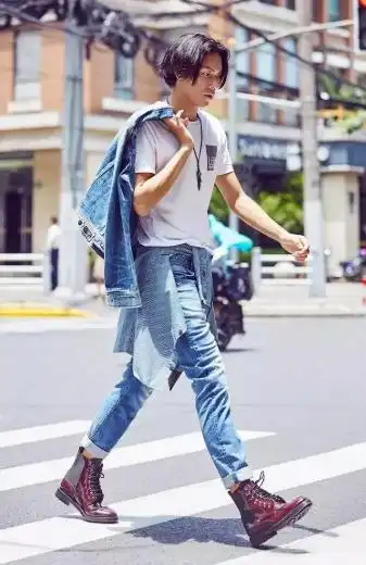 男士牛仔裤搭配什么样的上衣男士牛仔裤潮流穿搭高品质