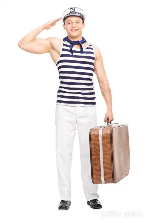 对着镜头敬礼的男水手