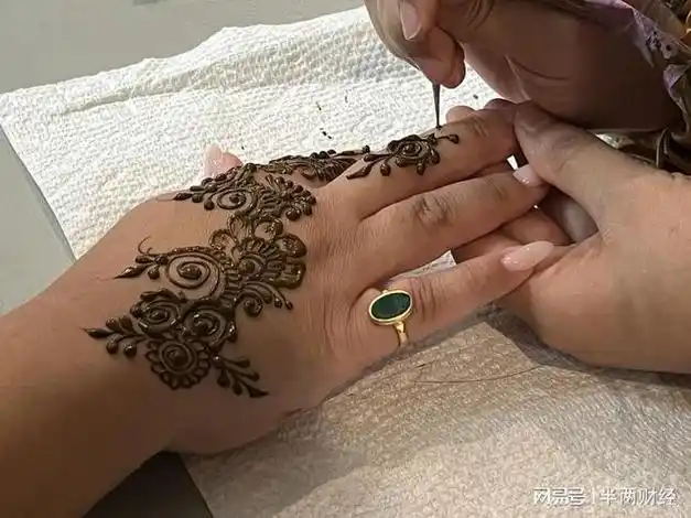 在年轻人间风靡 海娜绘成新生意 但这种风险不能忽视|纹身|芒果|香精