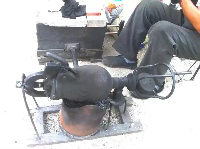 河南老人卖爆米花被炸死了