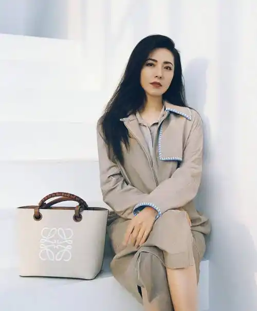 这一套更偏女人味,高挑的身高让她即使不搭配高跟鞋,穿裙子的身材比例