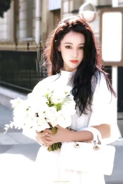 一个靠迪丽热巴火起来的造型师没完没了的扒拉自己的衣食父母有完没完