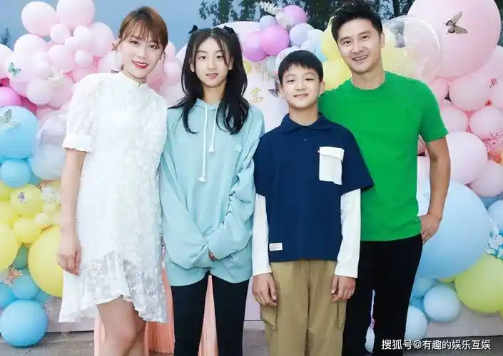 田亮叶一茜一家四口拍全家福,一家人共用一张脸?