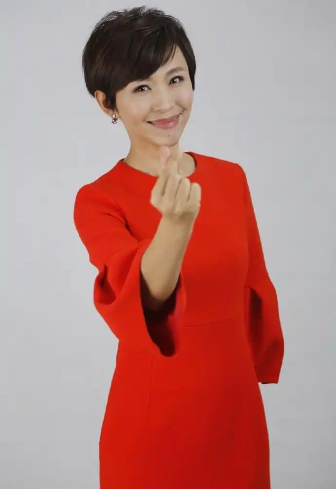 43岁欧阳夏丹穿衣简约,纯色连衣裙也挡不住自身气质,太吸睛了