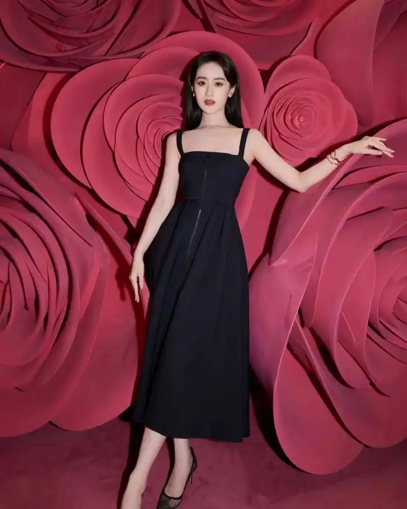 袁冰妍# 一袭黑色吊带长裙,清纯甜美的容颜,白皙细嫩的肩颈线,性感