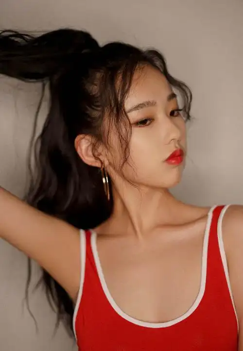 简介:左卓运动背心元气性感写真,分享一组左卓图片给大家,图中的明星