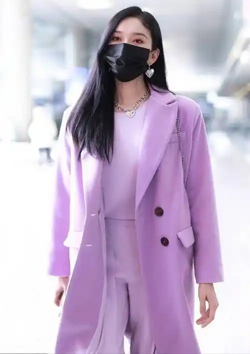 两个人都选择紫色的毛衫内搭,采用紫色同色系不同材质的顺色搭配,更加