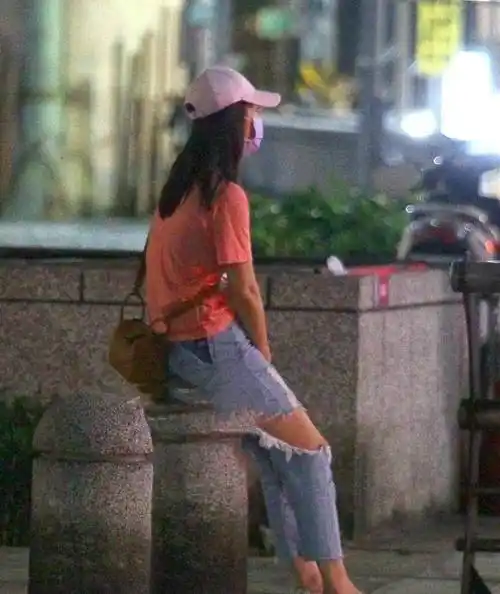 原创力证感情恩爱后林心如醉心工作晒闺蜜探班合照频露甜笑状态佳